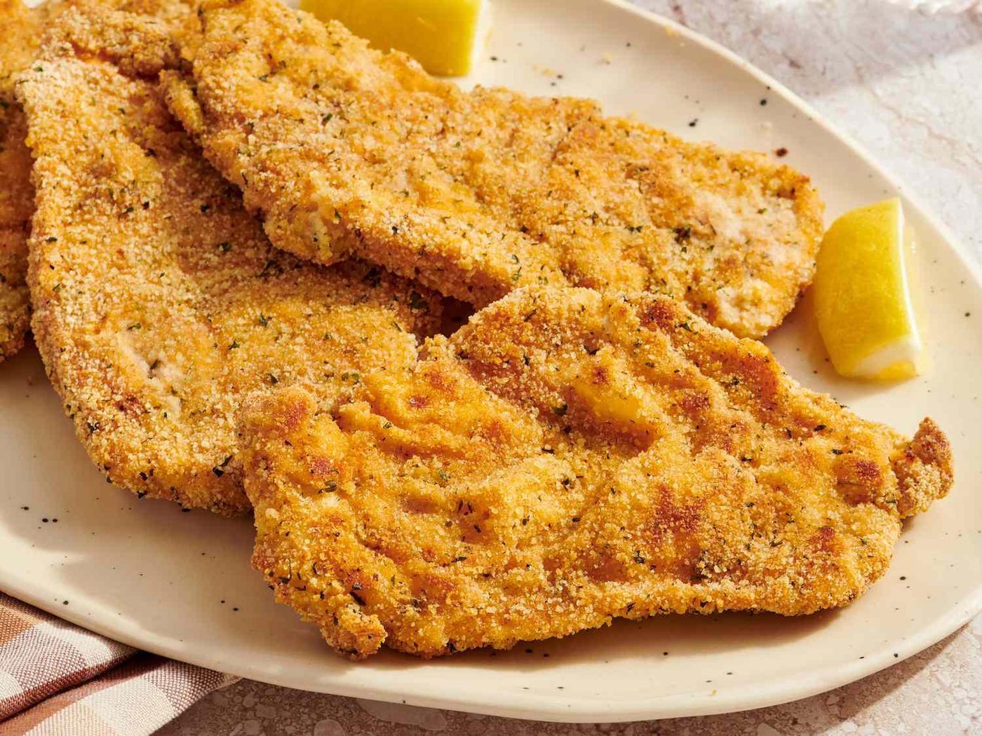Escalopes de poulet panées bien dorées, citron à côté