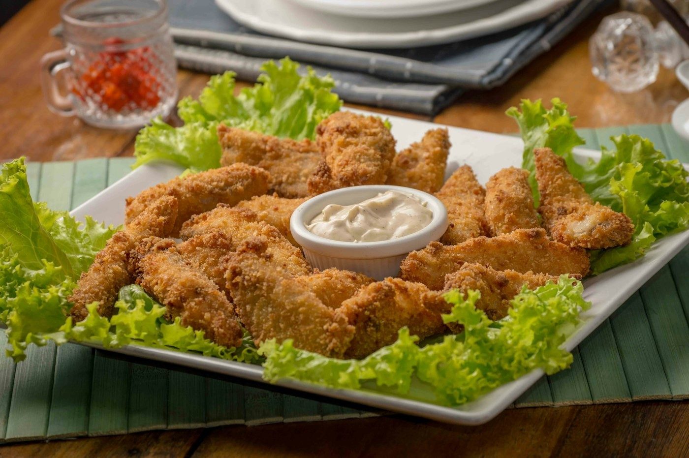 Morceaux de poulet frit à la croûte dorée, sauce servie à part