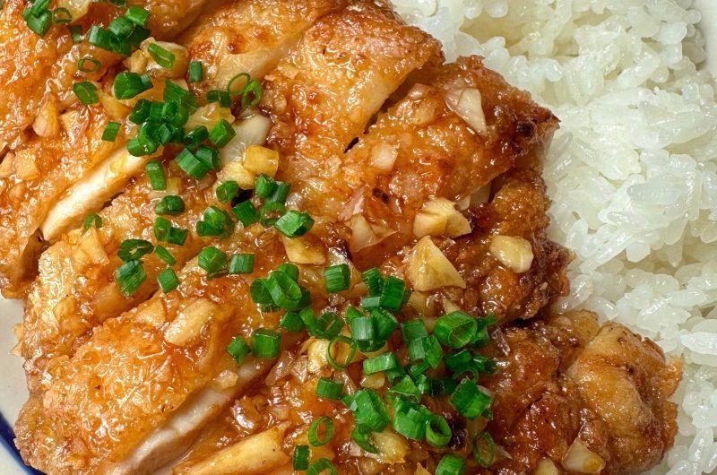 Poulet croustillant laqué au miel et à l'ail, avec du riz blanc