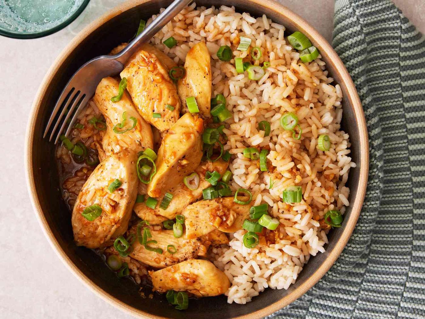 Poulet nappé d'une sauce claire au piment, riz jasmin à côté